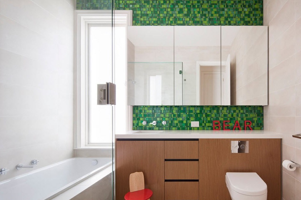 Dekorieren Sie eine Wand eines Badezimmers mit sattem Grün