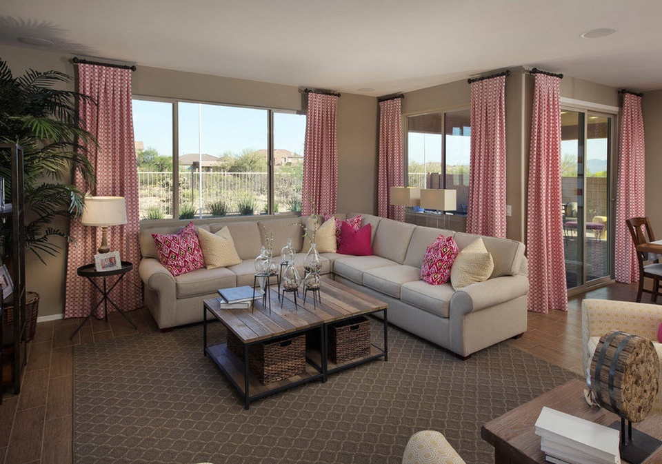 Die Kombination von Pink mit Creme und Braun im Innenraum des Wohnzimmers schafft Weiblichkeit