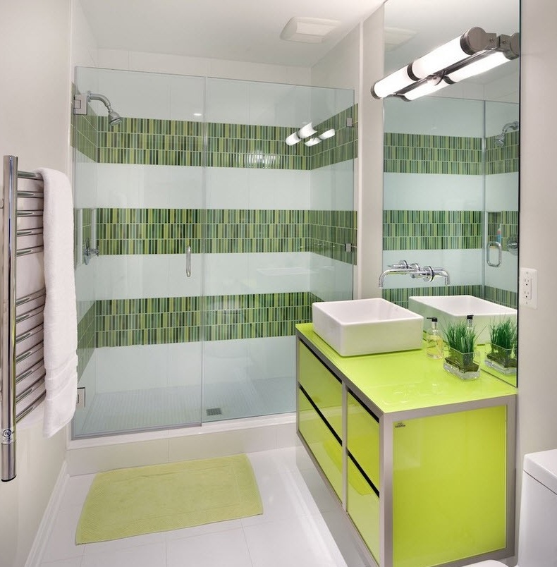 Grünes Mosaik als Badezimmerwanddekoration