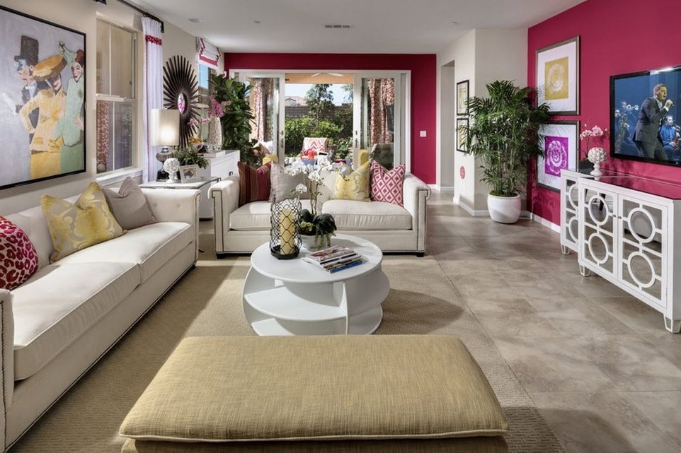 Spektakuläres Interieur eines rosa Wohnzimmers kombiniert mit weißen und cremefarbenen Farben