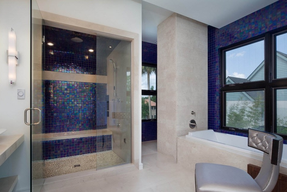 Wände und Boden in einem blauen Badezimmer