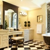 Schönes Schwarzweiss-Badezimmer mit Schachboden