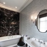 Spektakuläres Interieur eines Schwarz-Weiß-Badezimmers mit grauer Tapete an den Wänden
