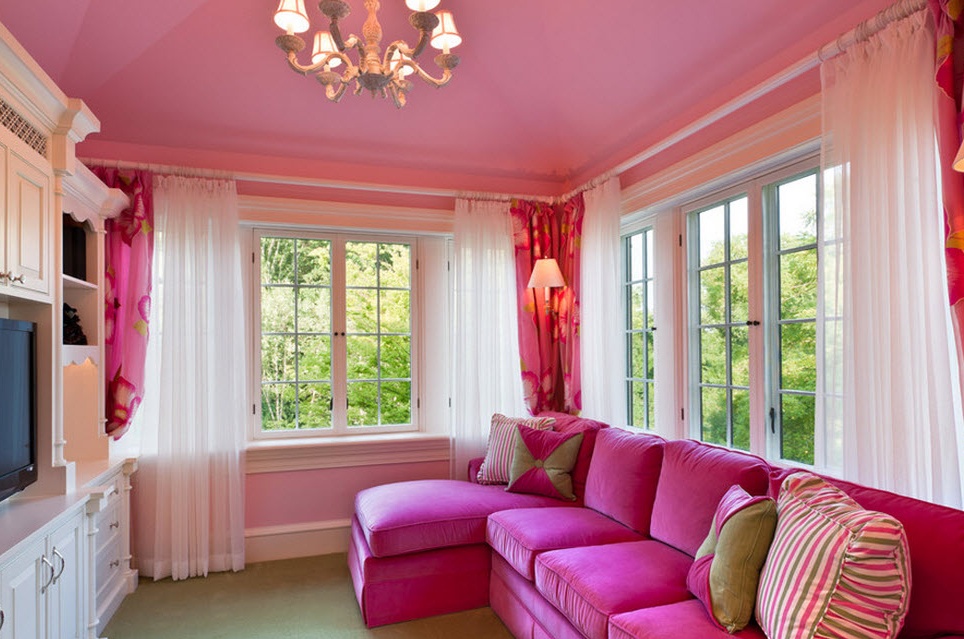 Gemütliches, süßes und feminines Interieur des rosa Wohnzimmers