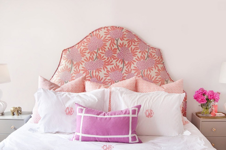 Bilik tidur merah jambu yang selesa dan bergaya