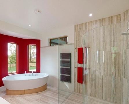 Geräumiges Badezimmer im minimalistischen Stil