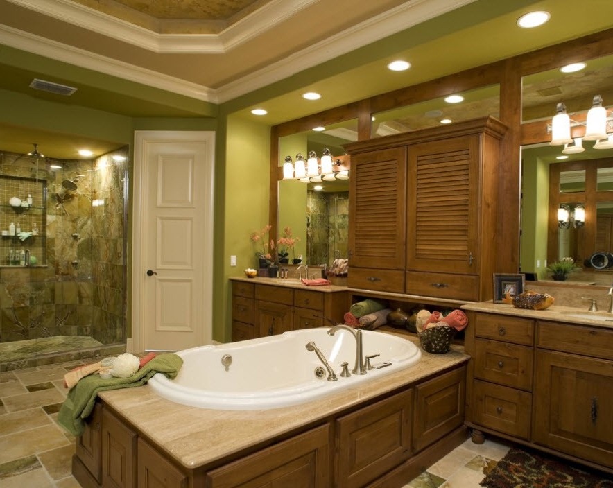 Olivgrüner Farbton mit braunem Holz = eine großartige Kombination für das Badezimmer