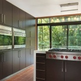 Dunkle matte Küche mit großem Fenster