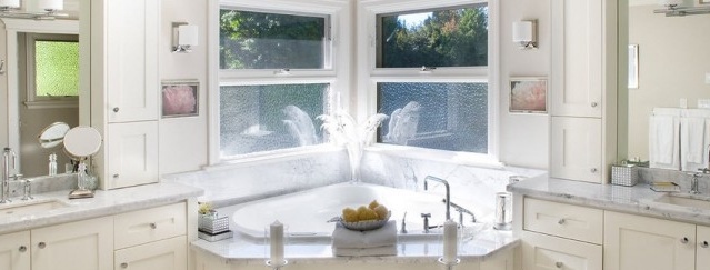 Tab mandi penjuru membolehkan anda menghiasi bilik dengan gaya romantik Greece dan mewujudkan simetri