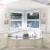 Tab mandi penjuru membolehkan anda menghiasi bilik dengan gaya romantik Greece dan mewujudkan simetri