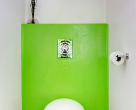 Fluoreszierende grüne Platte, die den Installationsbereich der Rohrleitungen abdeckt