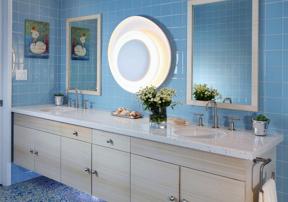 Dinding dan lantai di dalam bilik mandi biru