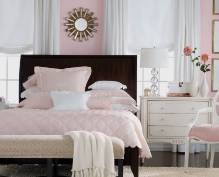 Schwarze Farbe im rosa Schlafzimmer