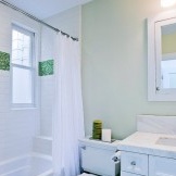 Fragmen yang dibentangkan dalam mosaik hijau untuk membuat bilik mandi hijau dalaman