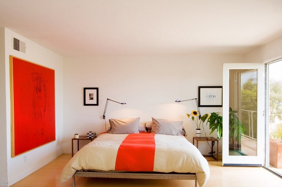 Geräumiges Schlafzimmer in roten Farben
