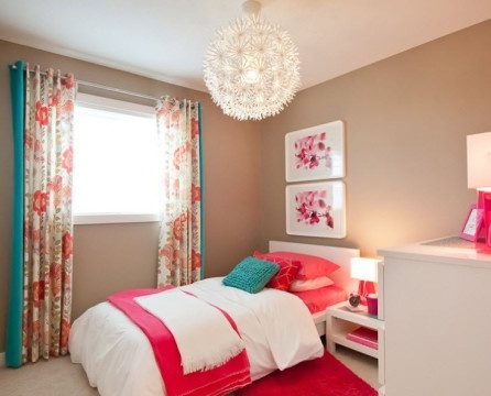 Türkisfarbene Farbe in einem rosa Schlafzimmer