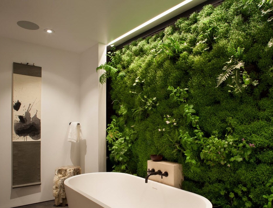 Luxuriöses und originelles Design der gesamten Wand des Badezimmers mit frischen Blumen