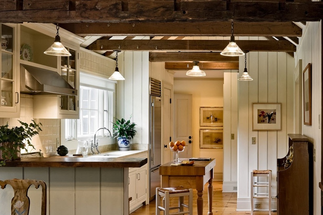 Holzbalkendecke im rustikalen Kücheninnenraum