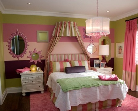 Grüne Farbe innerhalb eines rosa Schlafzimmers