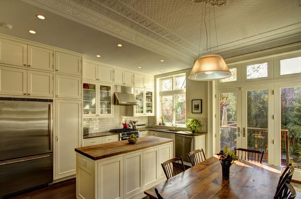 Interior dapur di rumah negara dengan landskap semula jadi yang indah di luar tingkap