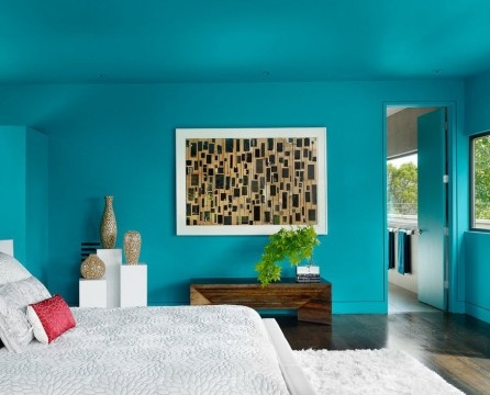 Türkisfarbene Wand im Schlafzimmerinnenraum