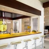 Moderne Küche mit gelben Elementen.