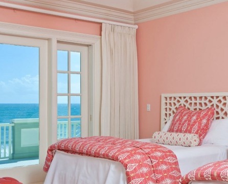Weiße Möbel in einem rosa Schlafzimmer