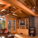 Ruang tamu yang terang di sebuah rumah yang diperbuat daripada kayu