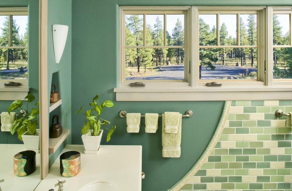 Fenster in einem weißen Rahmen in einem weiß-grünen Badezimmerinnenraum