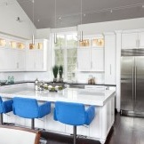 Blaue Sessel in der Küche