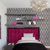 Graue Farbe innerhalb eines rosa Schlafzimmers