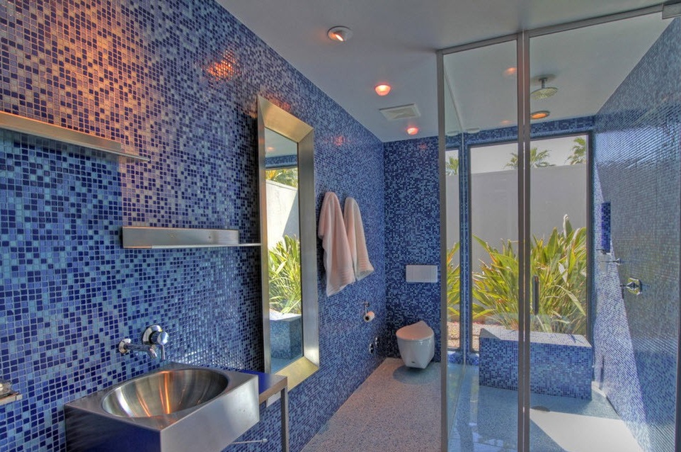 Dinding dan lantai di dalam bilik mandi biru