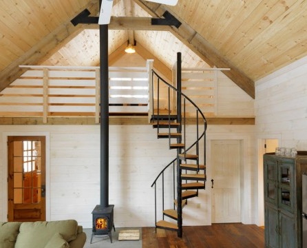 Tangga spiral di dalam rumah yang diperbuat daripada kayu
