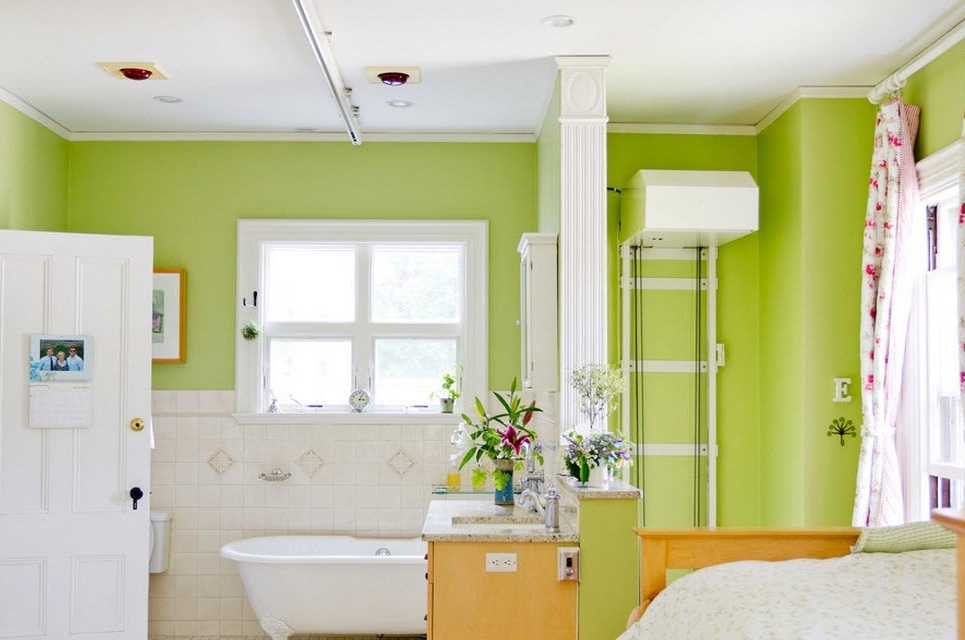 Weiß-grüne Kombination mit einem orangefarbenen, gedämpften Badezimmer-Interieur
