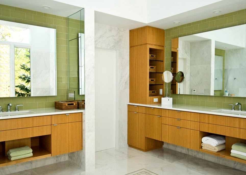 Große Spiegel im Innenraum eines geräumigen grünen Badezimmers