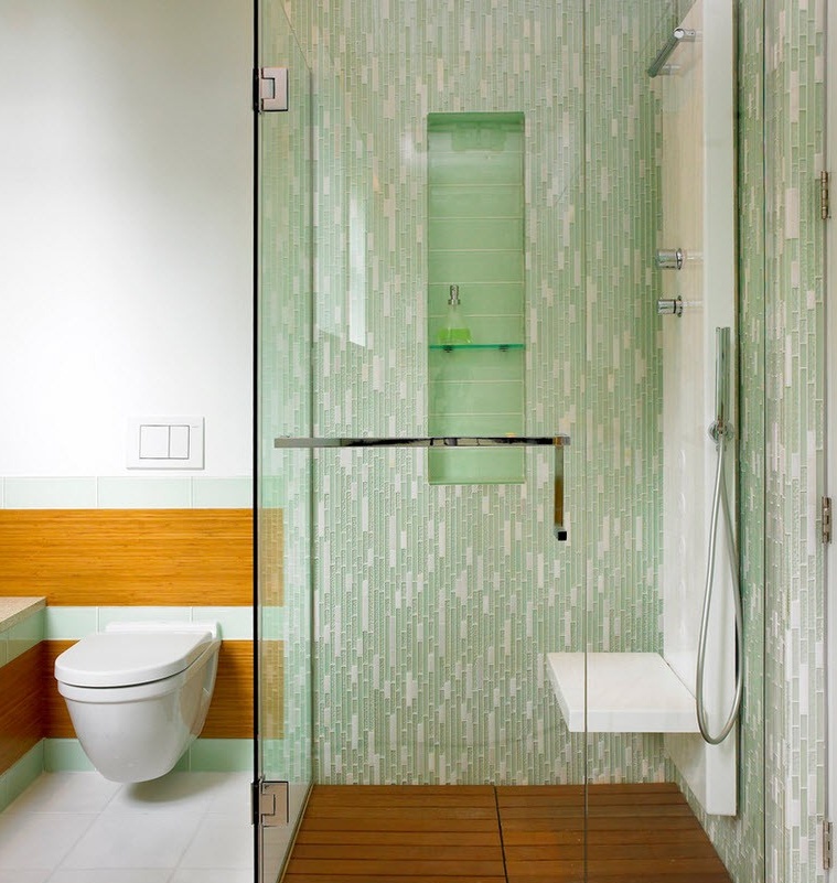 Eine transparente Duschkabine vor dem Hintergrund einer hellgrünen Wand sieht perfekt aus
