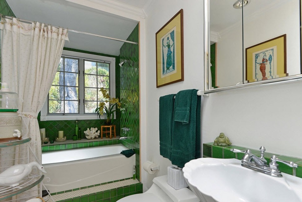 Gabungan terbaik hijau dan putih di pedalaman bilik mandi
