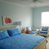 Katil biru di dalam bilik tidur