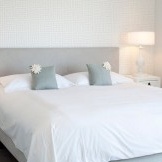 Schlafzimmer mit weißer Tapete