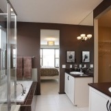 Interior bilik mandi yang indah dihiasi dengan warna coklat dan putih