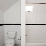 Sehr kleines Badezimmer mit mindestens schwarzer Farbe