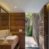 Kesederhanaan bilik mandi kayu yang halus