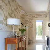 Tapeten mit einem großen Muster dienen als helles dekoratives Element im Innenraum