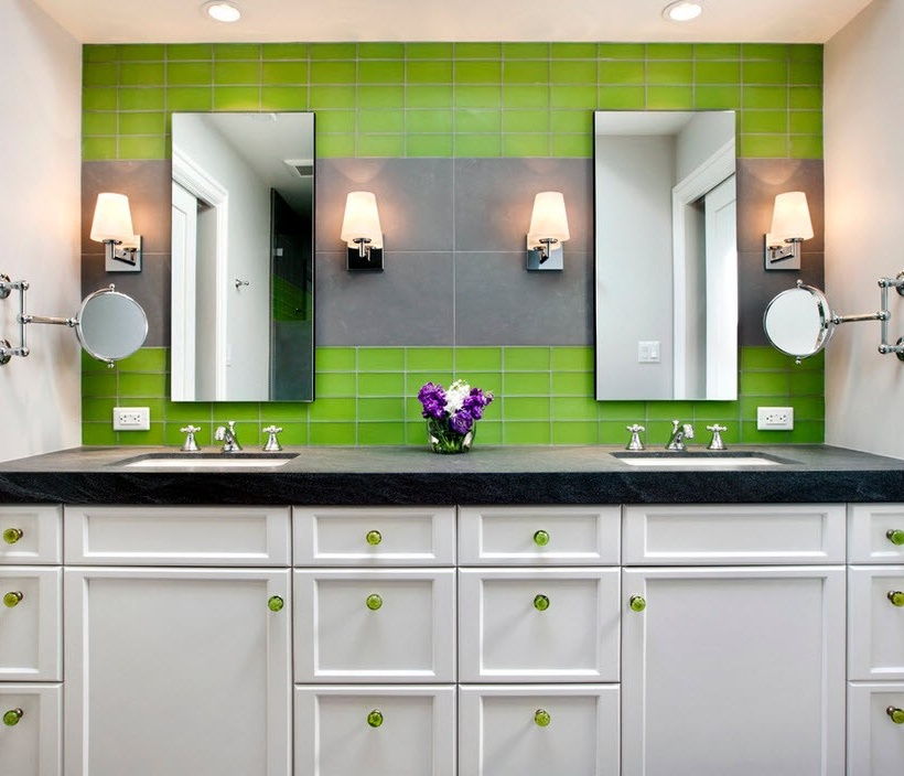 Die Kombination aus sattem Grün und Weiß eignet sich auch für ein kleines Badezimmer