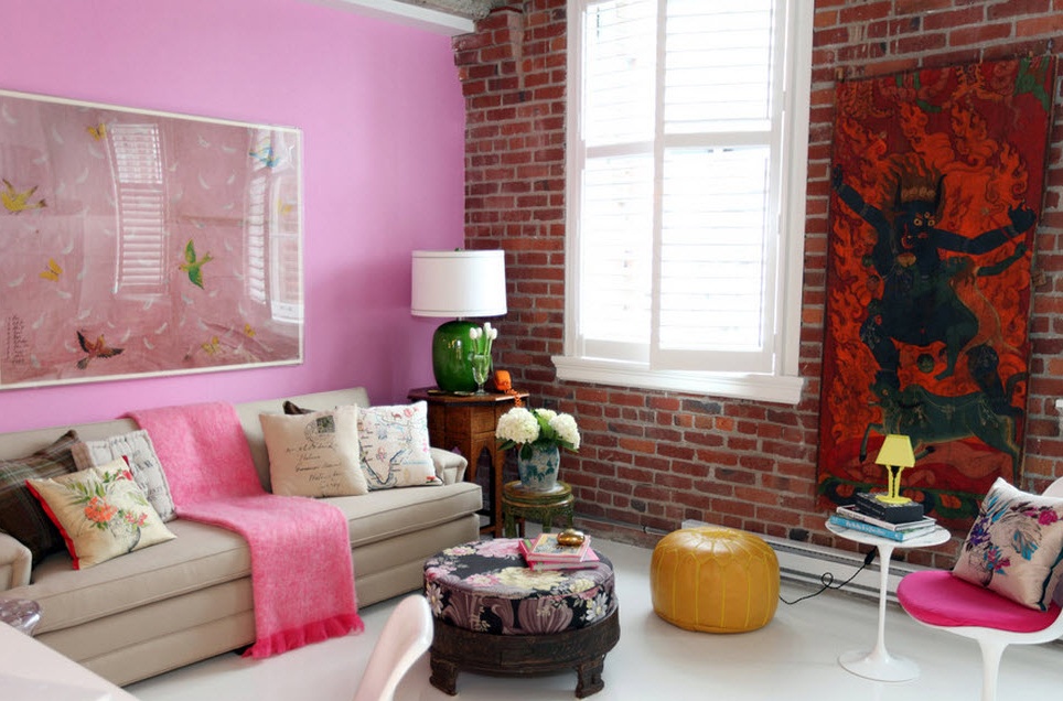 Die Kombination von Pink und Rot im Innenraum des Wohnzimmers