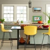 Kerusi berlengan kuning di ruang makan