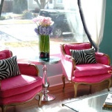 Nur zwei Sessel wurden verwendet, um ein rosa Wohnzimmer Interieur zu schaffen.