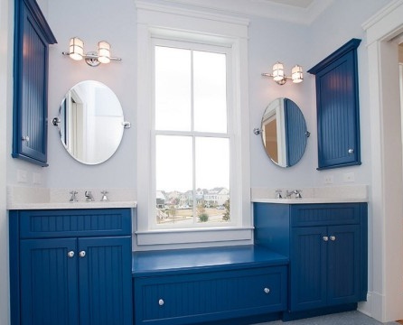 Warna biru di perabot bilik mandi