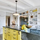 Gelbe Insel in der Küche