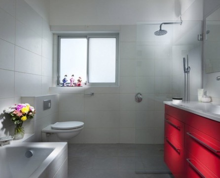 Kompaktes minimalistisches Badezimmer